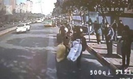 网友爆料打车事件视频播放,打车事件视频引发热议，真相究竟如何？